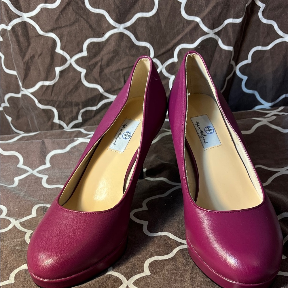 Hot in Hollywood Magenta Pumps